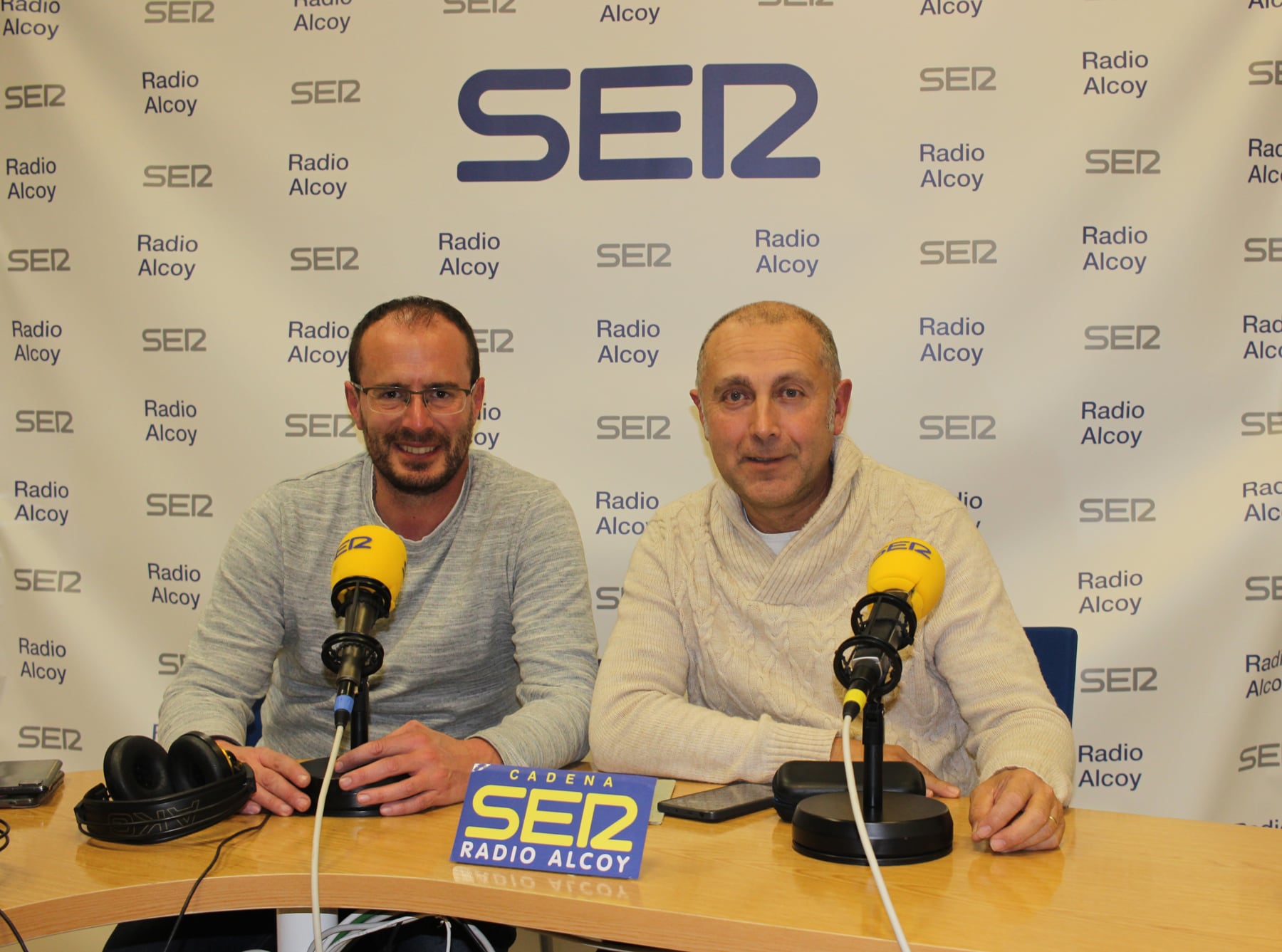 Tono Belda i Enrique Moltó, en l'estudi central de Radio Alcoy
