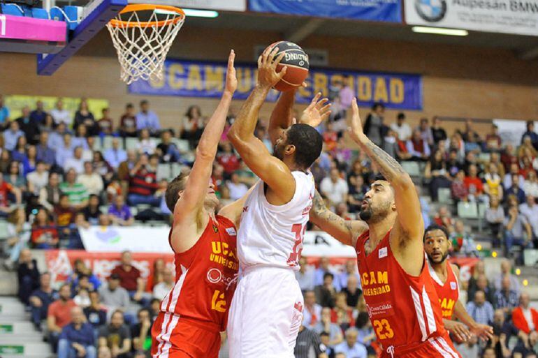 El equipo rojillo se hundió tras el descanso, en el partido contra el Ucam Murcia