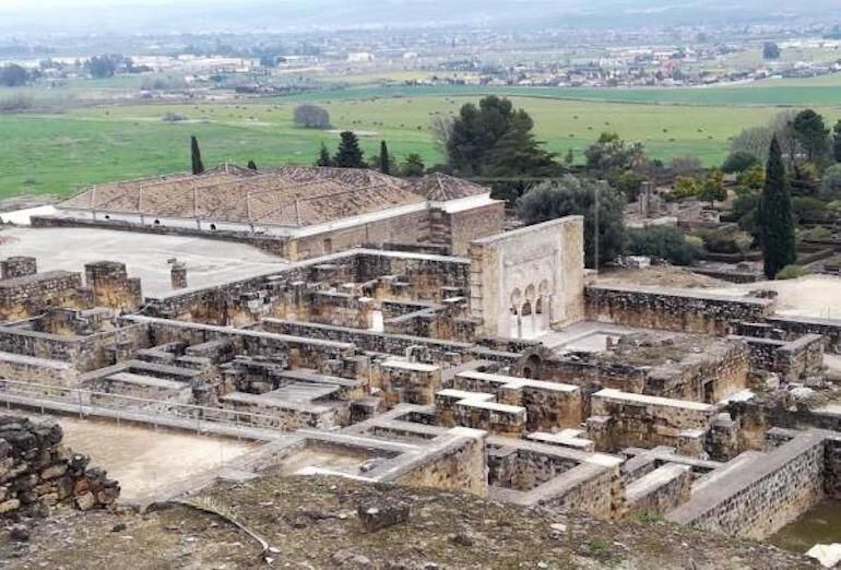 Imagen de Medina Azahara con las parcelaciones al fondo