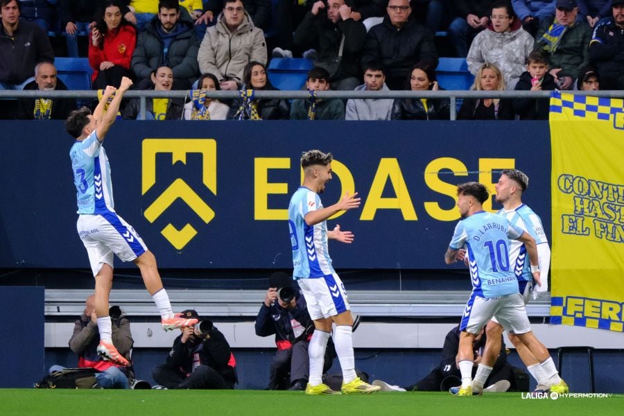 Varios jugadores celebran uno de los goles de Chupete