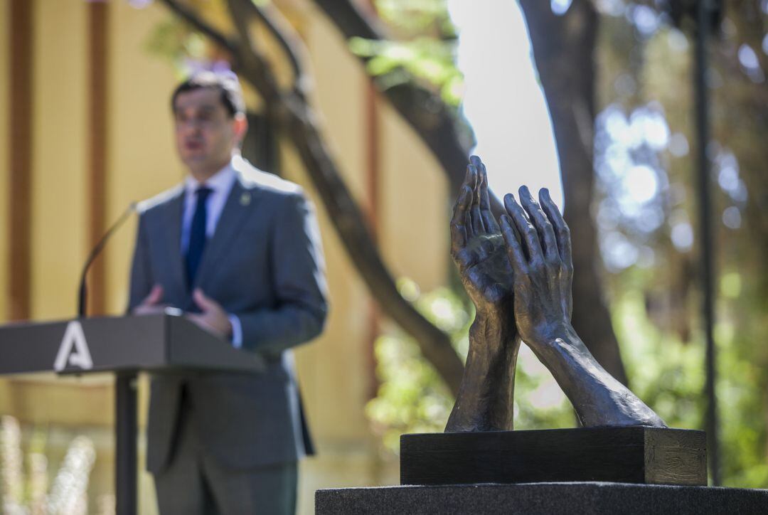 El presidente de la Junta de Andalucía, Juanma Moreno, en la presentación en el Palacio de San Telmo de la escultura que perpetua el aplauso a de todos los &quot;luchadores&quot; contra el Covid-19 que será colocada en las ocho capitales andaluzas