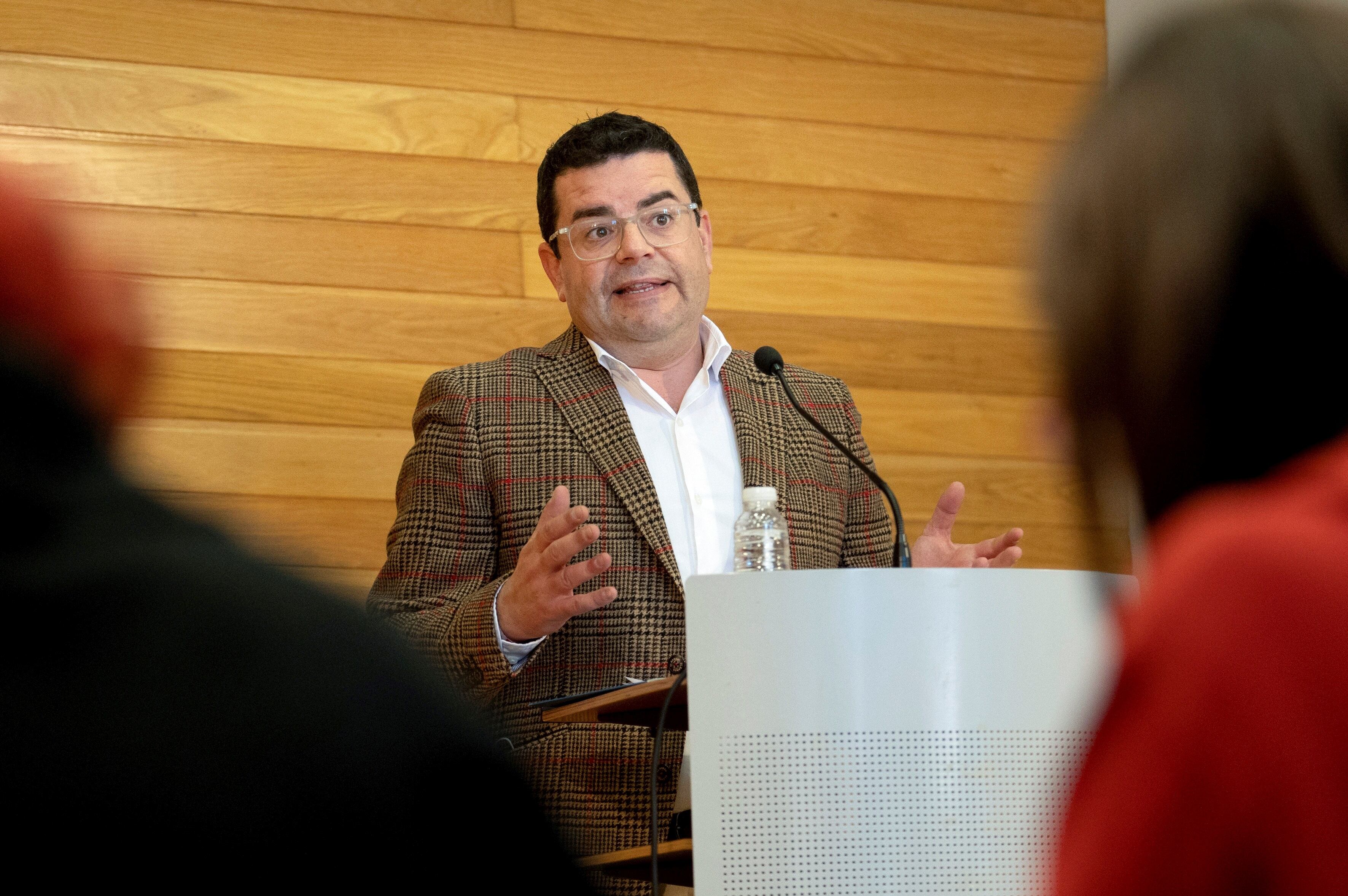 El diputado regional Alfonso Domínguez durante la rueda de prensa de este jueves, para dar a conocer su intención de concurrir a la presidencia del PP regional. EFE/Raquel Manzanares