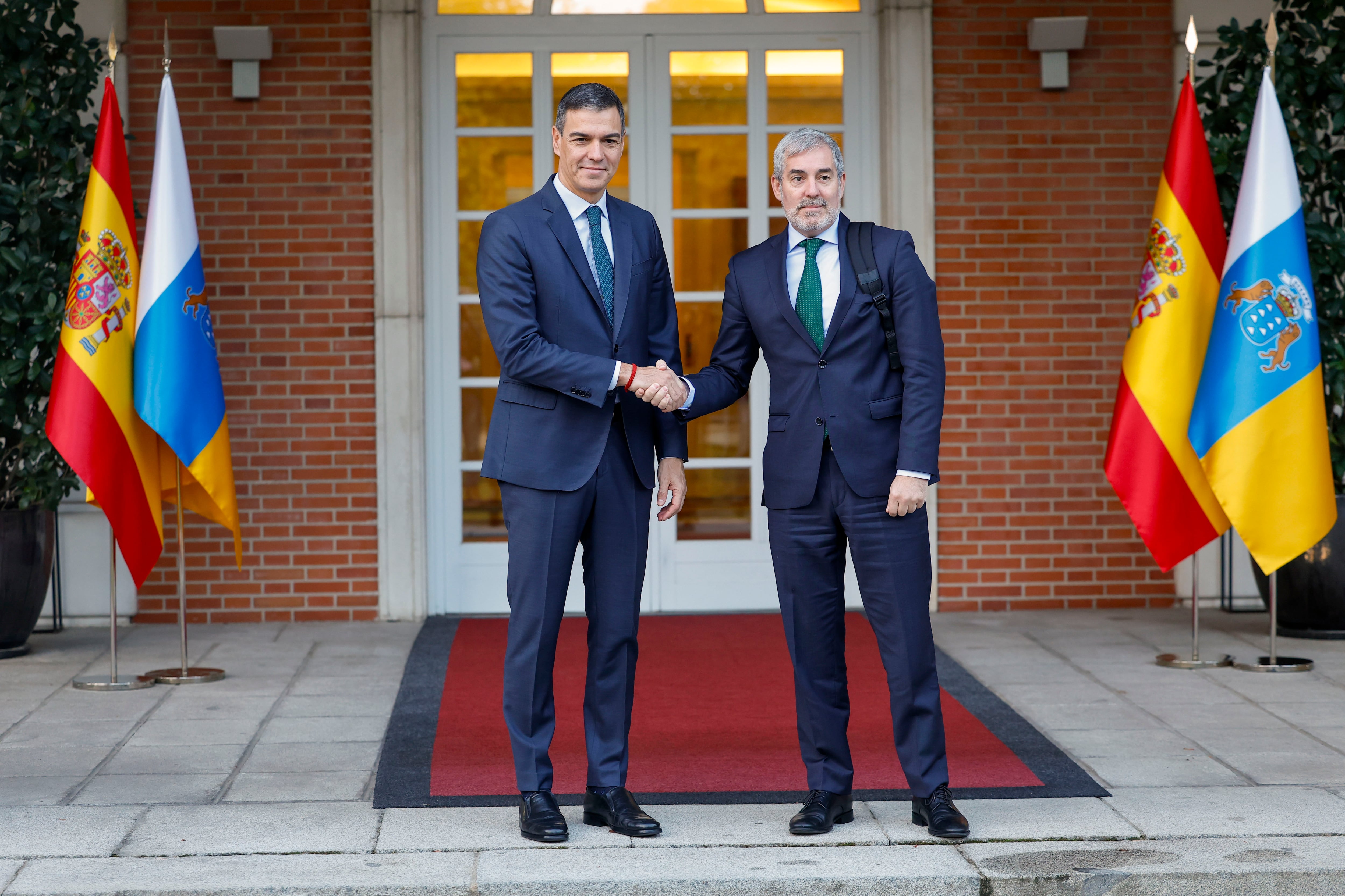 El jefe del Ejecutivo, Pedro Sánchez, en un encuentro en Moncloa con el presidente de Canarias Fernando Clavijo. EFE/ Chema Moya