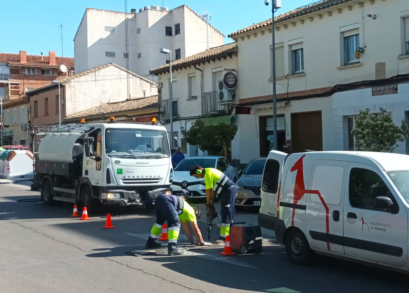 Las brigadas municipales, poniendo bandas rugosas