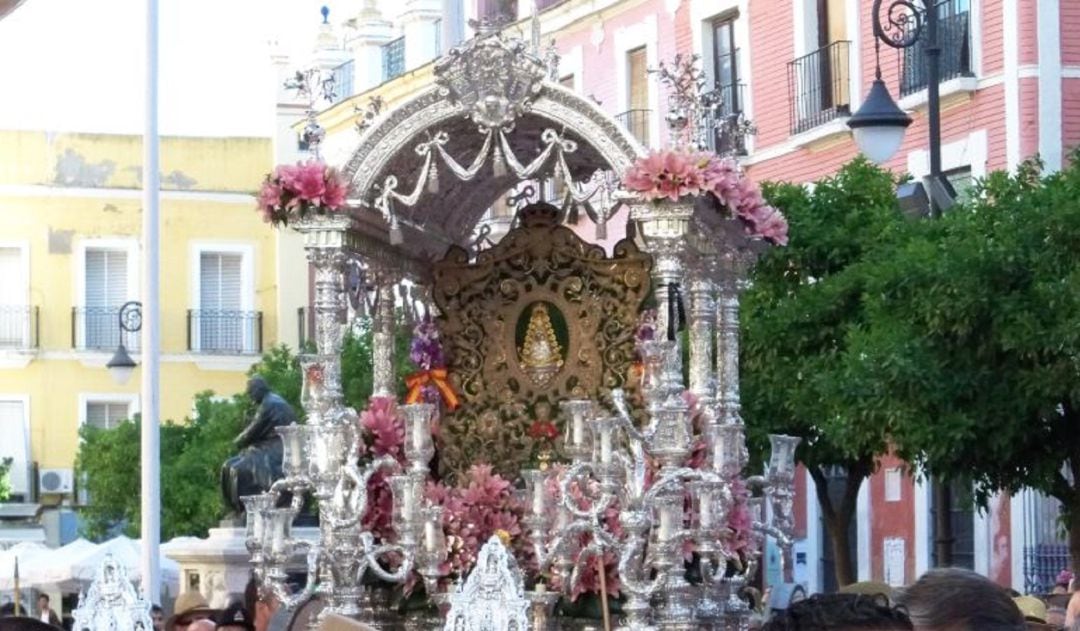 El Simpecado de la Hermandad del Rocío de Sevilla en su carreta de plata