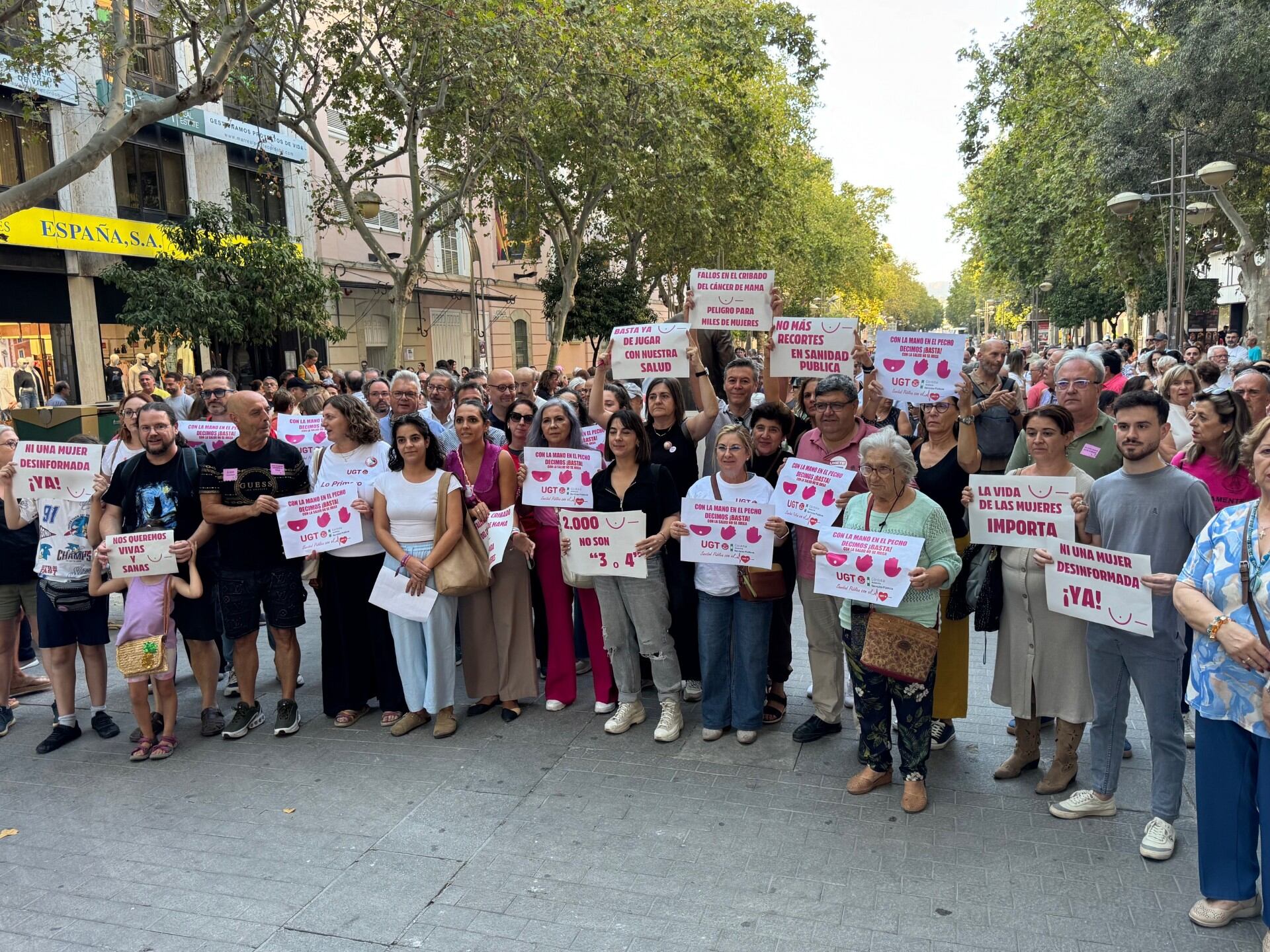 Concentración de la asamblea 8M en apoyo de la asociación AMAMA