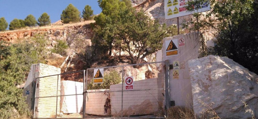 Acceso a la cantera Fuente de la Peña.