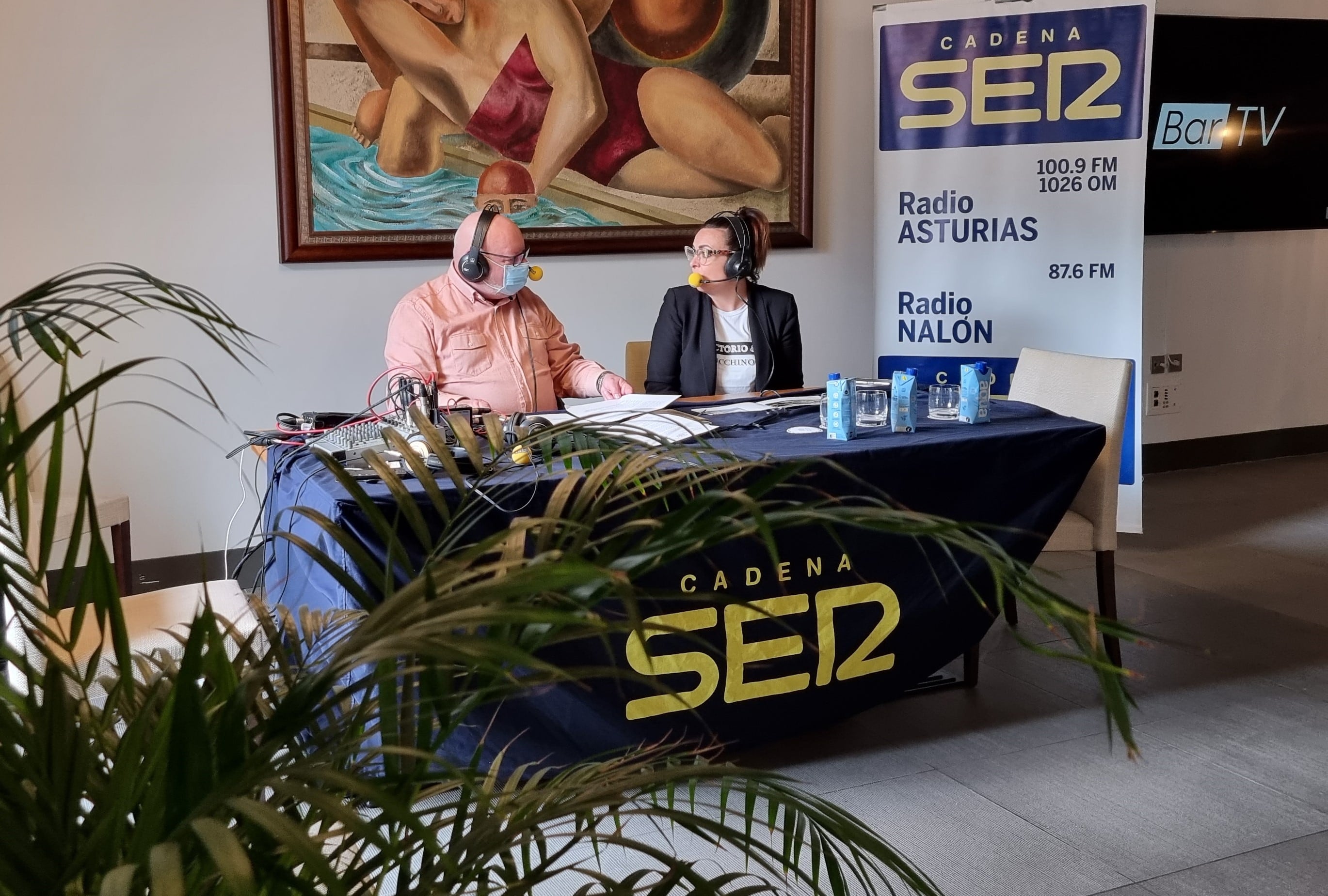 Begoña Menéndez, directora comercial de Las Caldas, charla con José Manuel Echéver