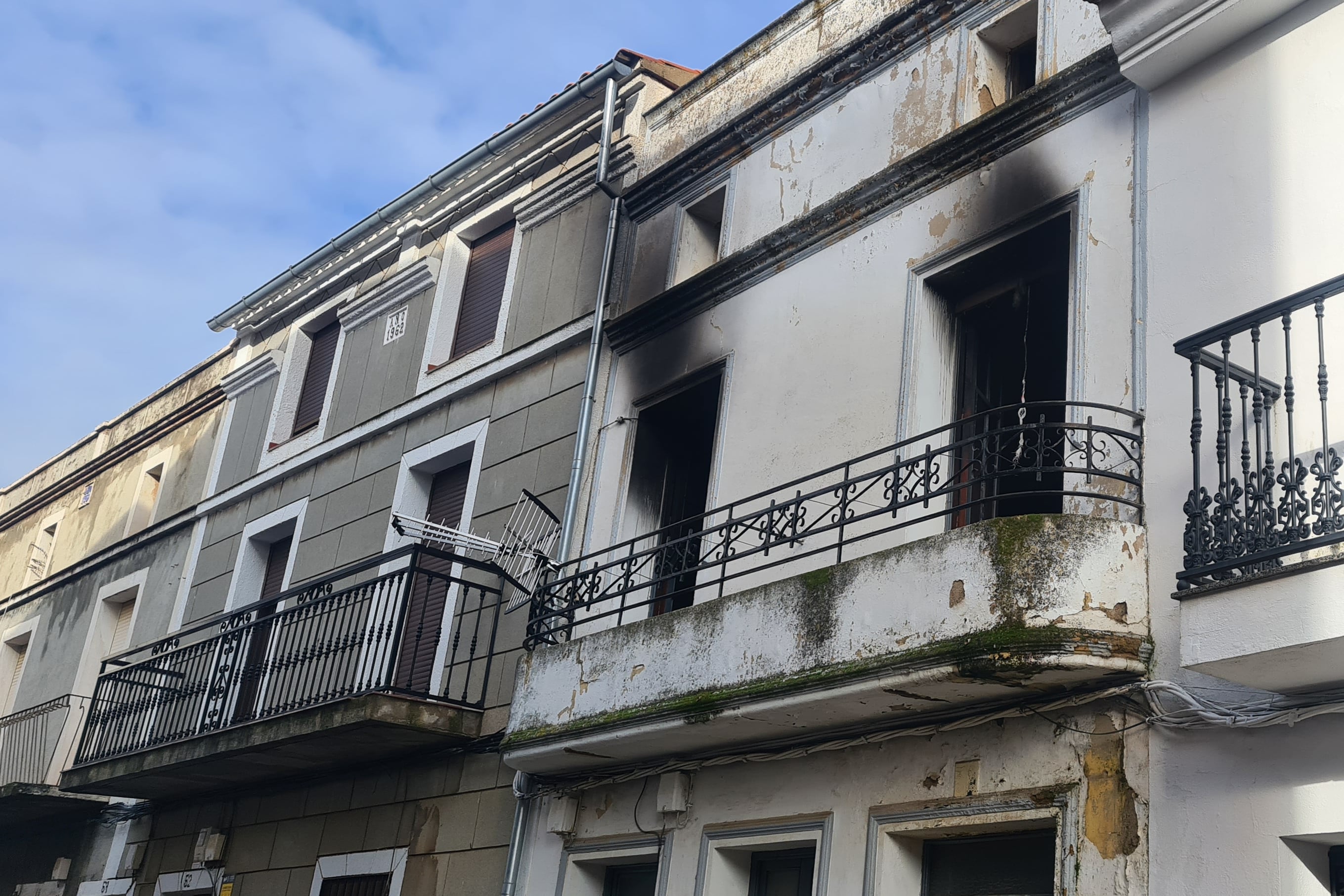 ALMADÉN (CIUDAD REAL), 24/12/2025.- Un incendio en el número 50 de la calle Mayor de San Juan de Almadén (Ciudad Real) se ha saldado con el fallecimiento de un hombre de 55 años. EFE/ Miguel Ángel Risco