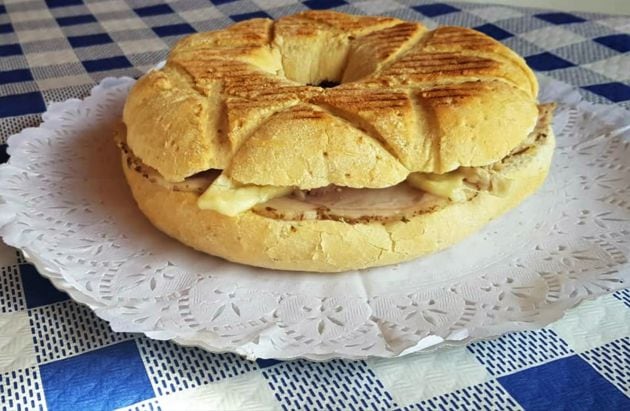 Roscón de carne mechada y queso de cabra