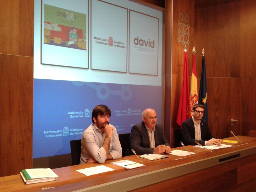 El consejero de Vivienda, José María Aierdi, en el centro de la mesa, durante la presentación del programa de vivienda de alquiler joven &#039;Emanzipa&#039;.