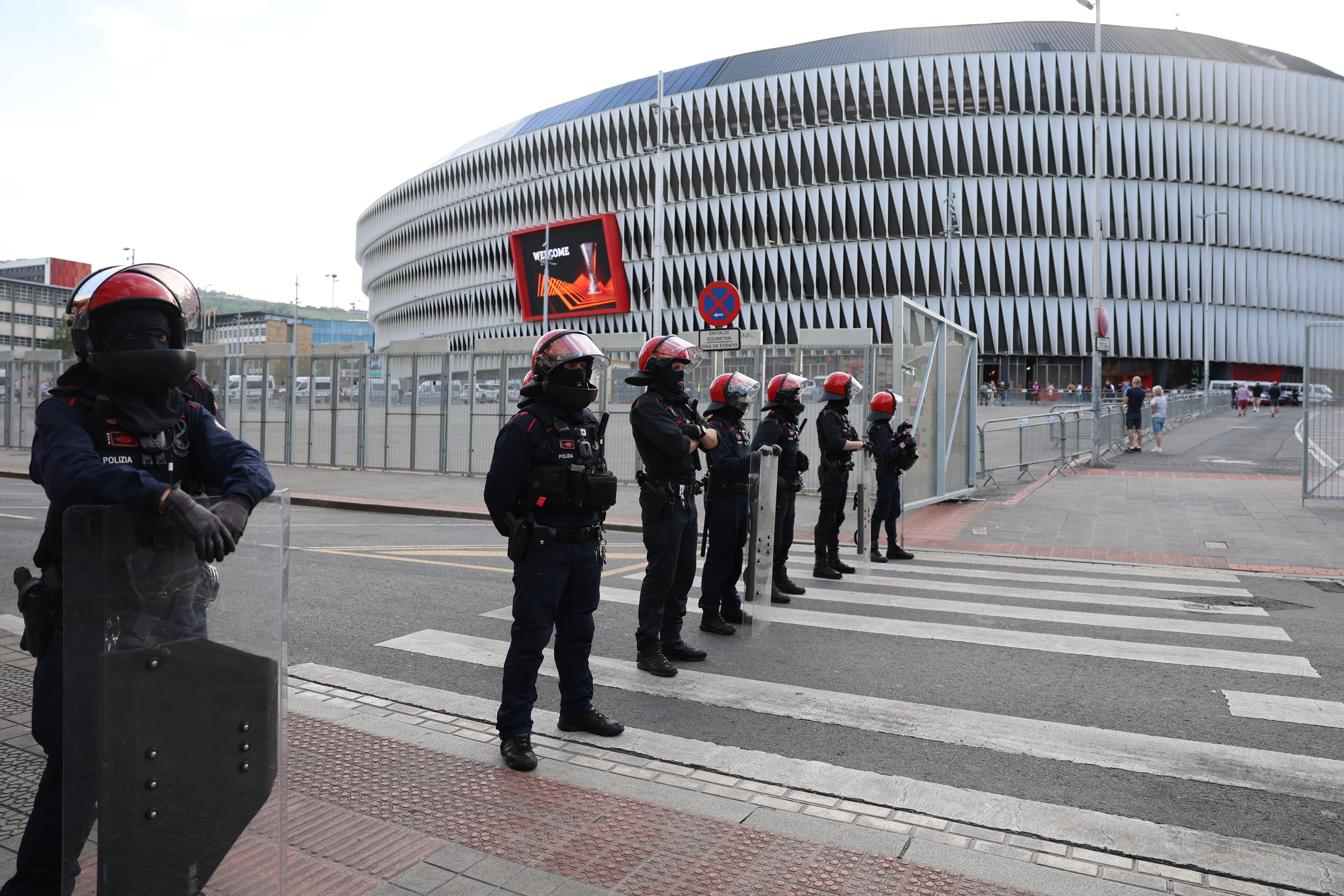 BILBAO, 01/05/2025.- Miembros de la Ertzaintza vigilan en el exterior del estadio de San Mamés en Bilbao antes del partido de ida de las semifinales de la Liga Europa entre el Athletic de Bilbao y el Manchester United. EFE/ Luis Tejido
