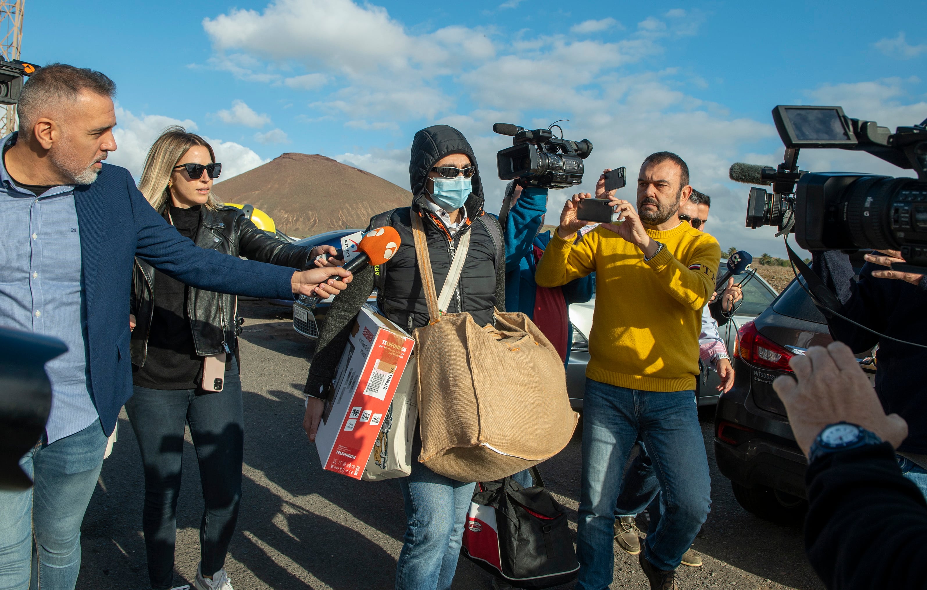 El presunto asesino de la joven paraguaya Romina Celeste Núñez, su marido Raúl D., ha salido este viernes de la cárcel de Lanzarote al cumplir el tiempo máximo de prisión preventiva a la espera de juicio (cuatro años) para indignación de la familia de la víctima, que teme que se fugue. EFE/ Adriel Perdomo