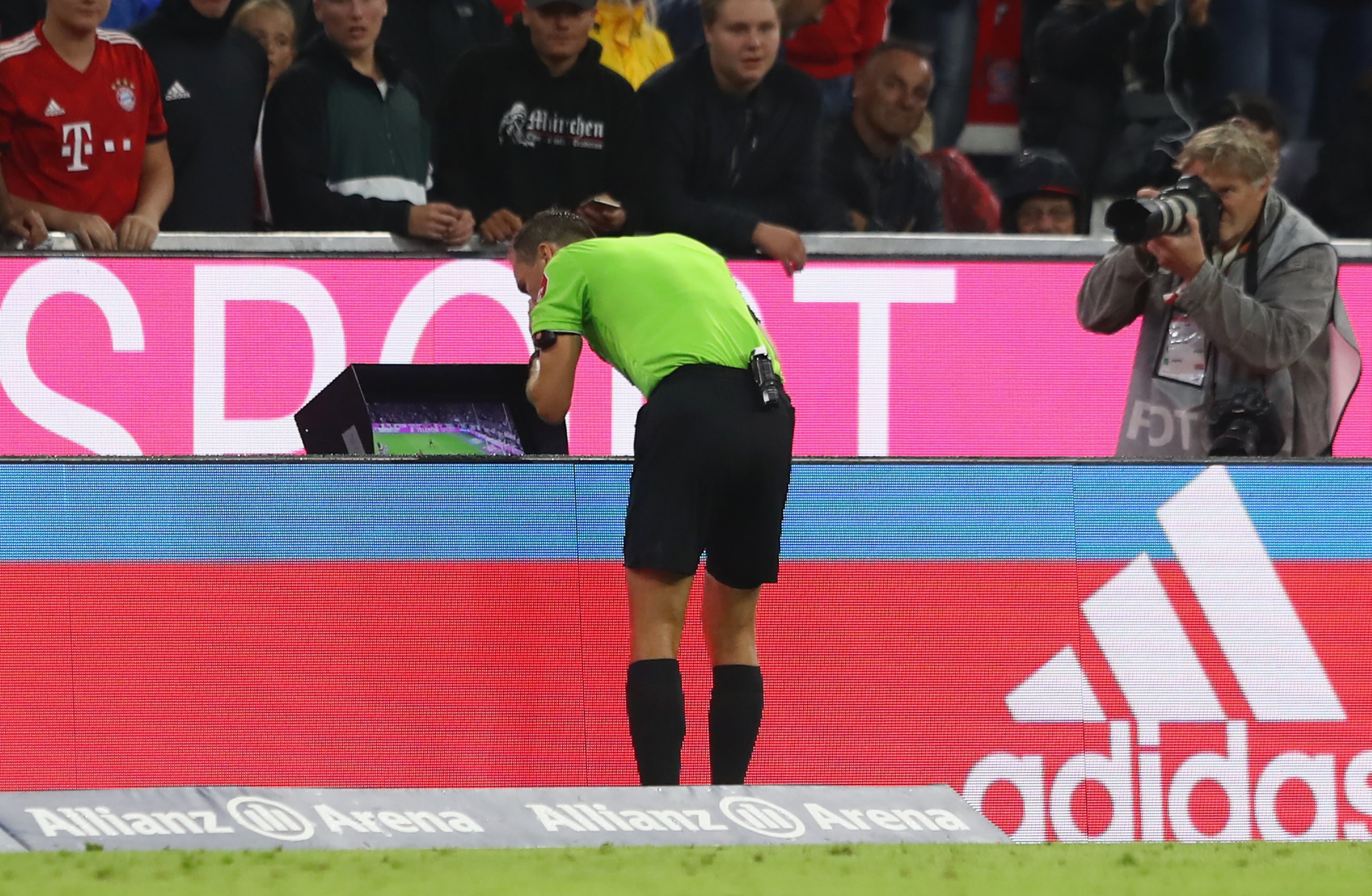 El colegiado Bastian Dankert, en el monitor del VAR en el Bayern-Hoffenheim. (Martin Rose/Bongarts/Getty Images)