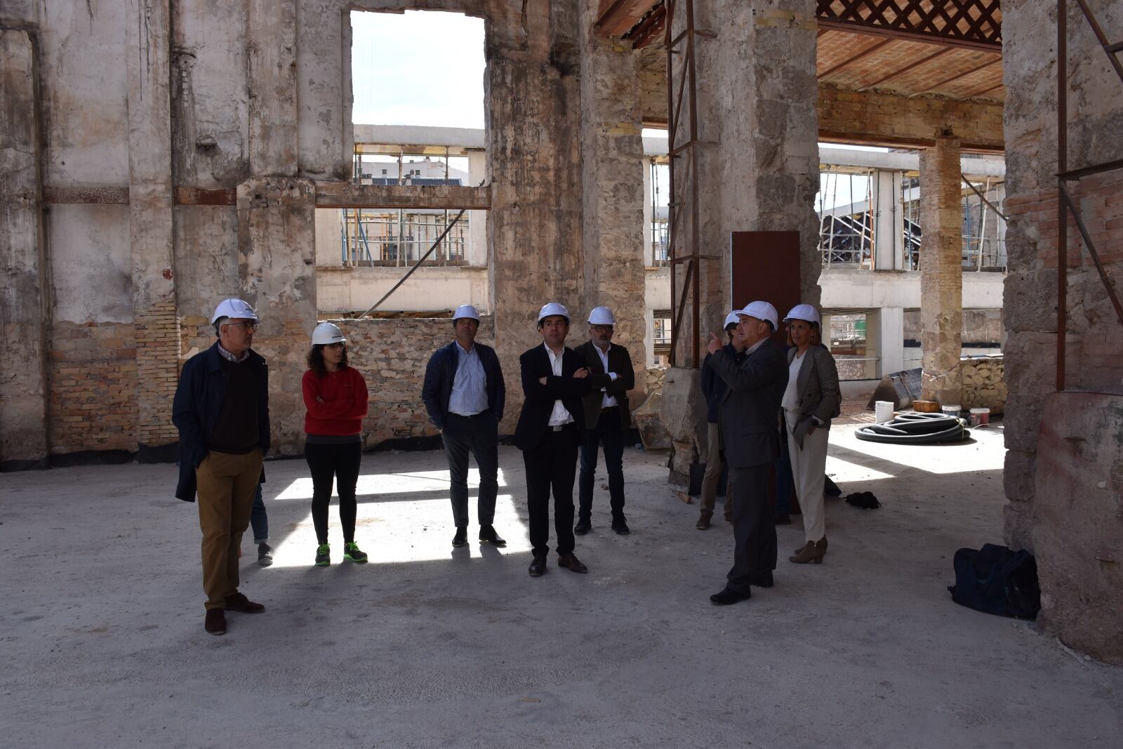El director de Distrito Digital, Antonio Rodes, junto a una delegación del Ayuntamiento encabezada por el alcalde Toni Francés, visitó las obras de Rodes.