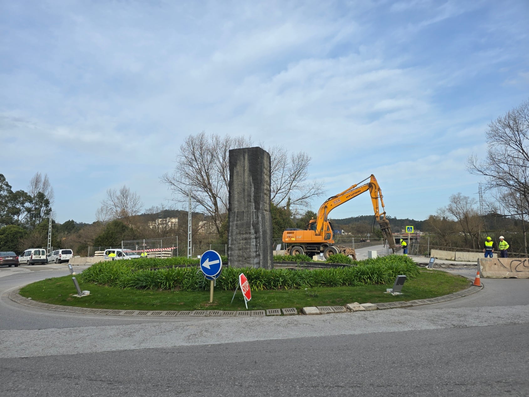 Trabajos en el vial cortado desde esta mañana