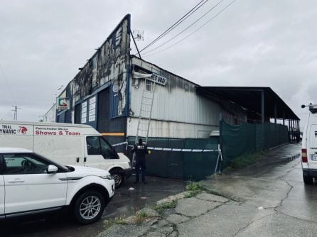 Un operario reestablece las líneas de telefonía e internet en Auto-Talleres Vasi, tras el incendio