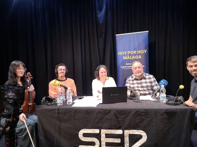 De izquierda a derecha: Athenea (violinista), Víctor García (Play in Colors), Esther Luque (SER Málaga), Joaquín Villanova (alcalde de Alhaurín de la Torre) y Luis Pino (Pimbro Games).