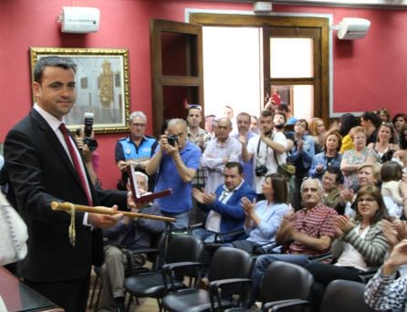 Carlos Fraile con el bastón de mando y la medalla del Ayuntamiento