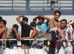 PAL05 PALERMO (ITALIA), 06/08/2015.- Vista de algunos de los 373 rescatados en el naufragio de ayer en las costas libias a bordo del barco de la Marina irlandesa &quot;Lé Niamh&quot; a su llegada al puerto de Palermo, Italia hoy 6 de agosto de 2015. Los supervivien