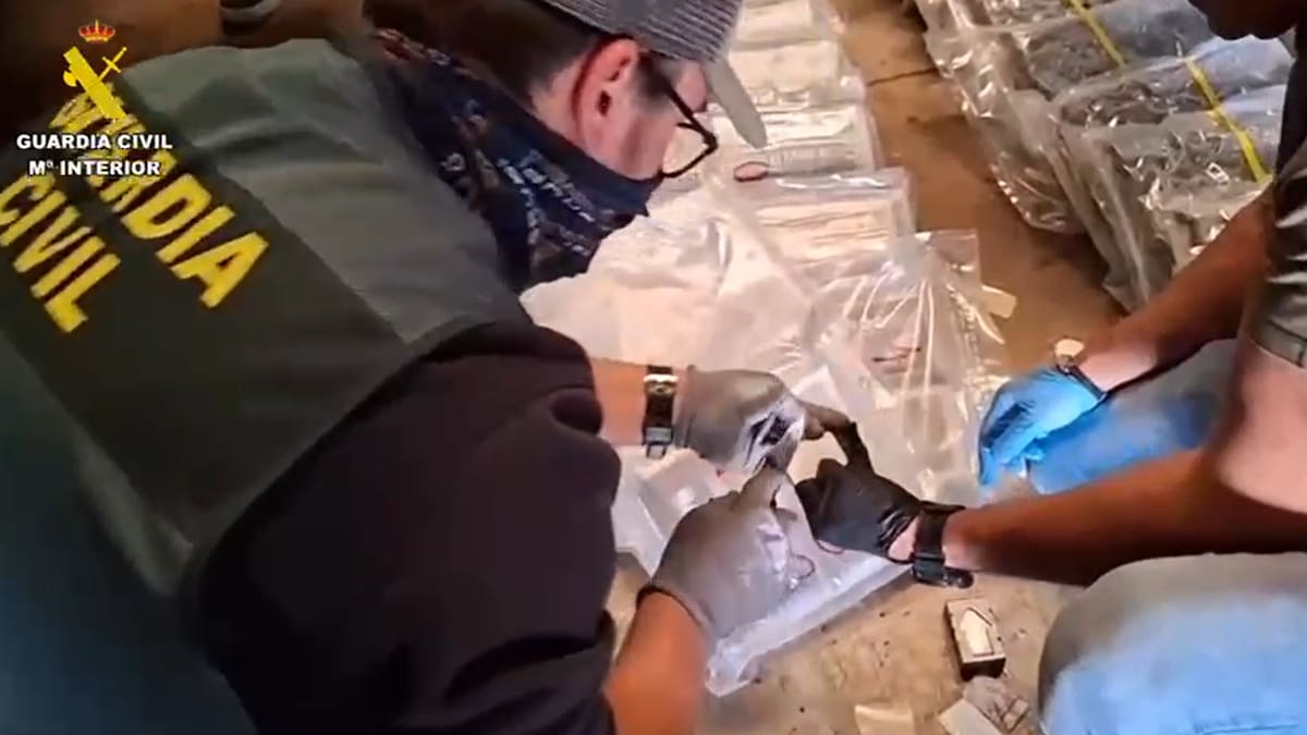La Guardia Civil desmantela una organización que trasladaba droga a Europa a través de camiones con doble fondo