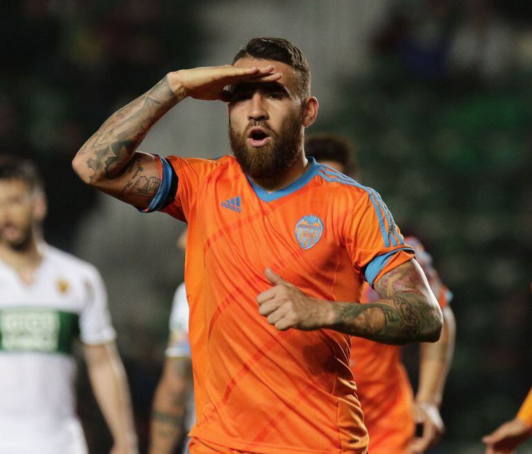 Valencia&#039;s Argentinian defender Nicolas Otamendi (L) celebrates his goal during the Spanish league football match Elche FC vs Valencia CF at the Martinez Valero stadium in Elche on March 20, 2015.  AFP PHOTO / JOSE JORDAN