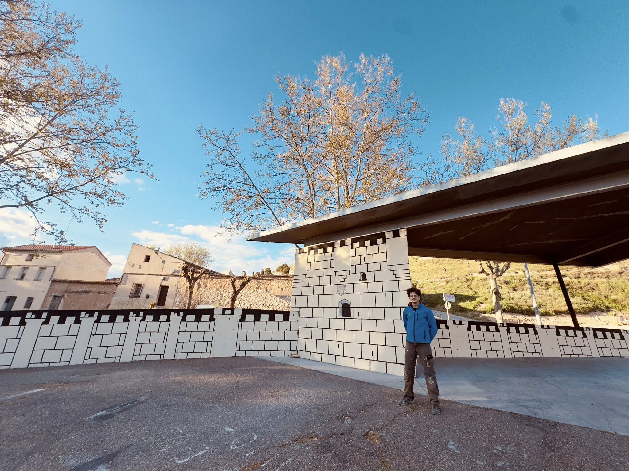 Javier Matesanz posa junto al mural