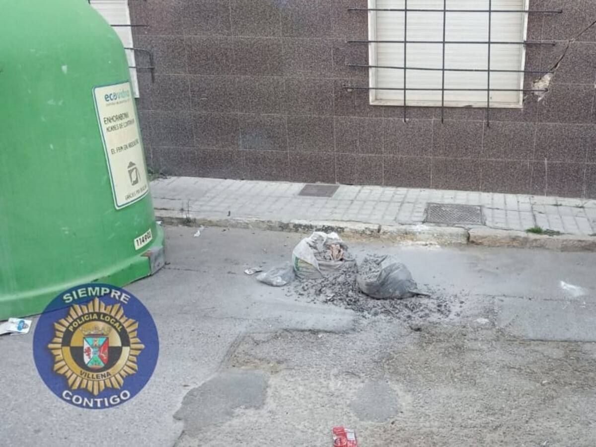 La policía local evita el incendio de un contenedor de basuras