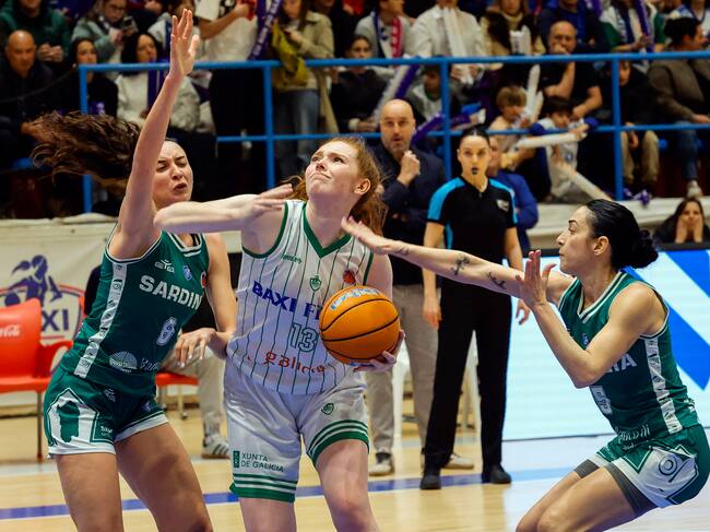 Imagen del Baxi-Dinamo Sassari en A Malata (foto: Kiko Delgado / EFE)