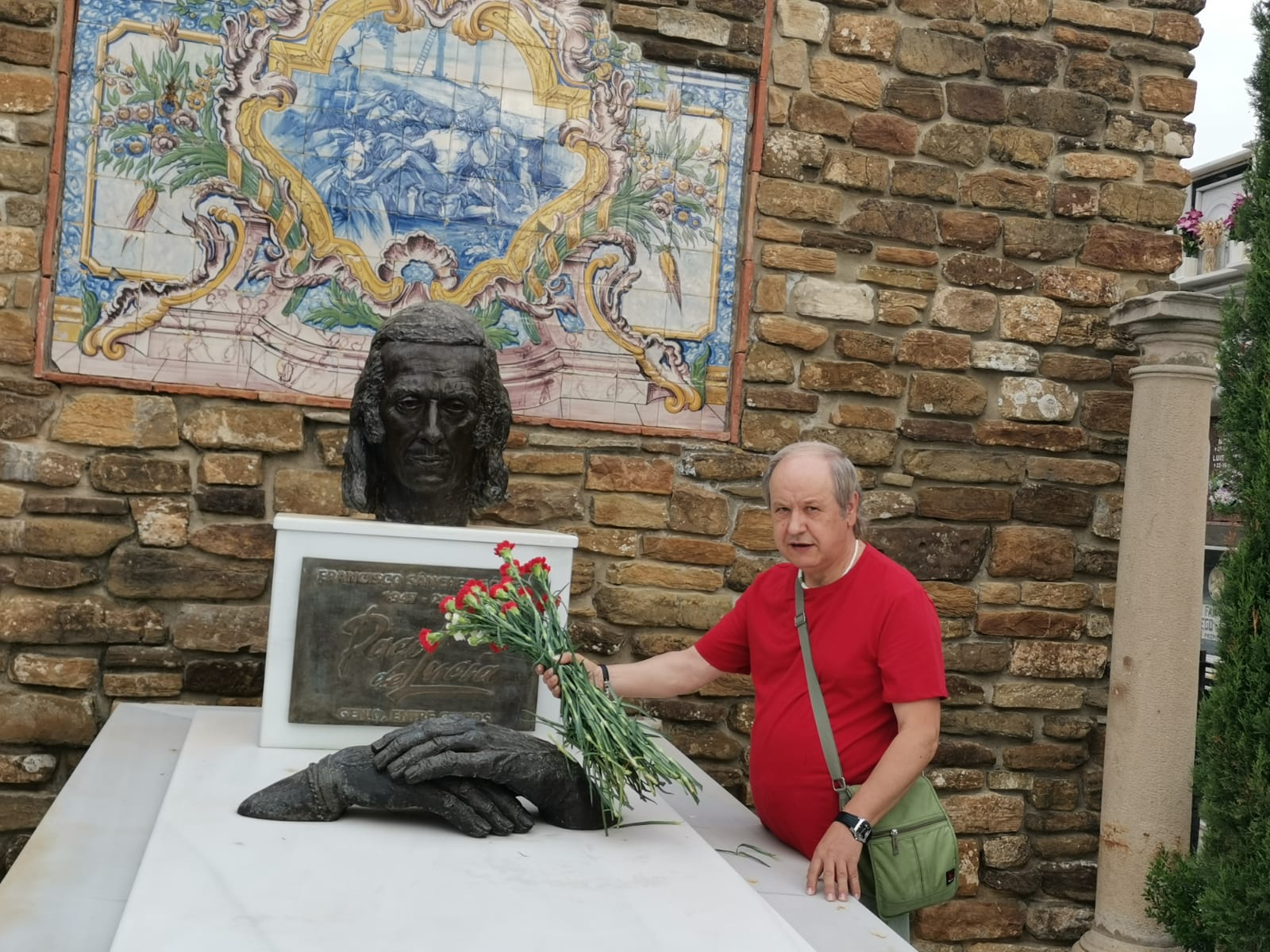 Eladio Domínguez en la tumba de Paco de Lucía