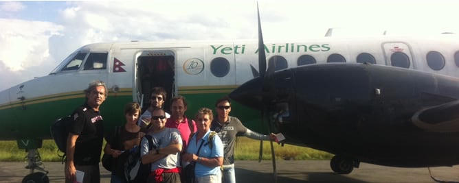 David Alonso con parte del equipo de la expedición en el avión Yeti Airlines