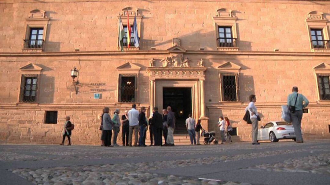 Turistas frente al Parador en la Plaza Vázquez de Molina