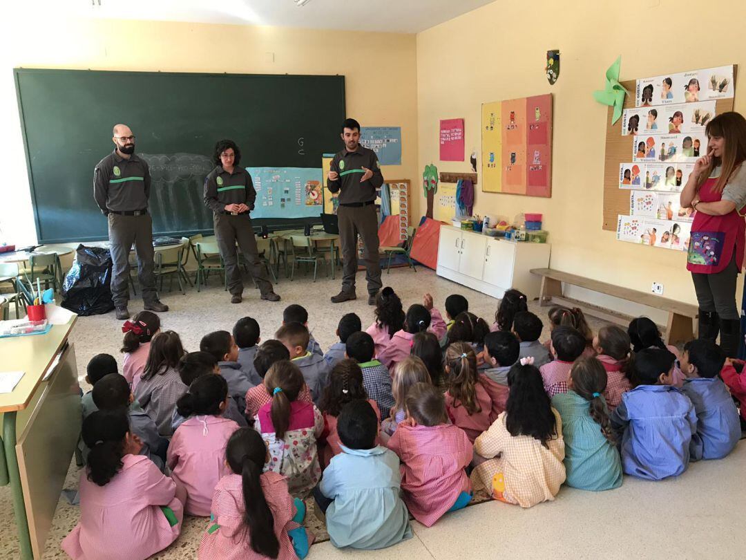 Los agentes medioambientales trasladan a los alumnos de infantil del CEIP Los Arenales de Cantalejo el valor de las lagunas de la loocalidad