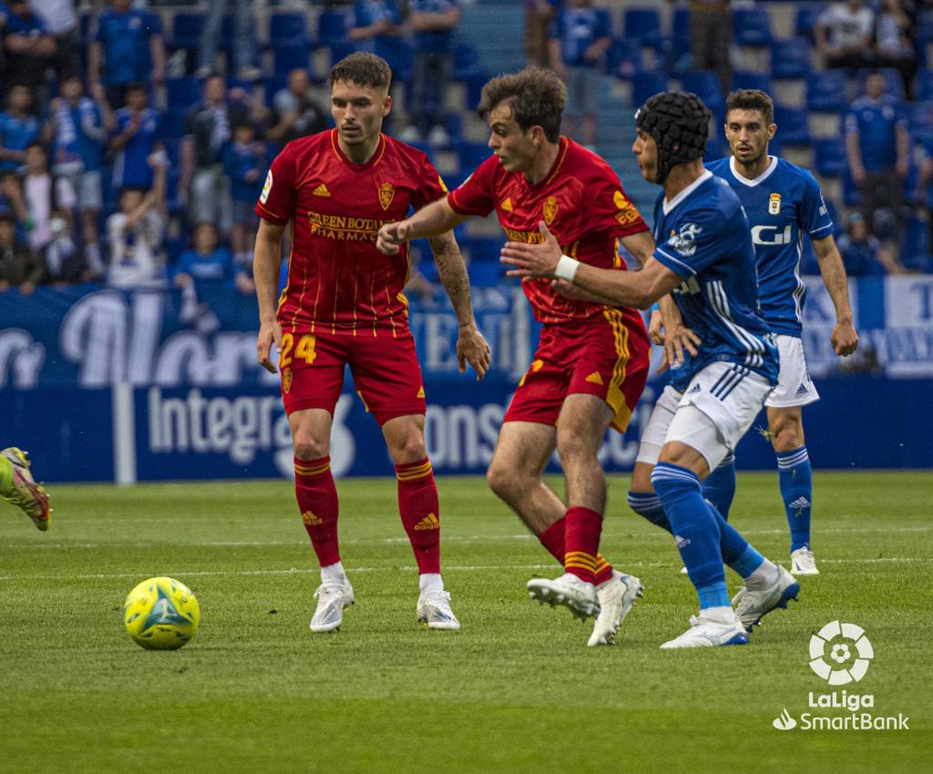 Francho se anticipa a Luismi en el partido disputado en el Carlos Tartiere