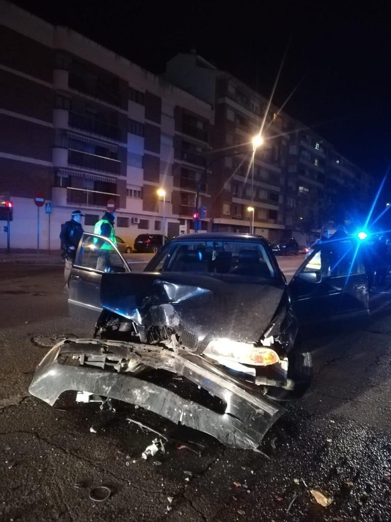 La Policía Local de Córdoba detiene al conductor de un coche robado que dio positivo en alcohol y drogas