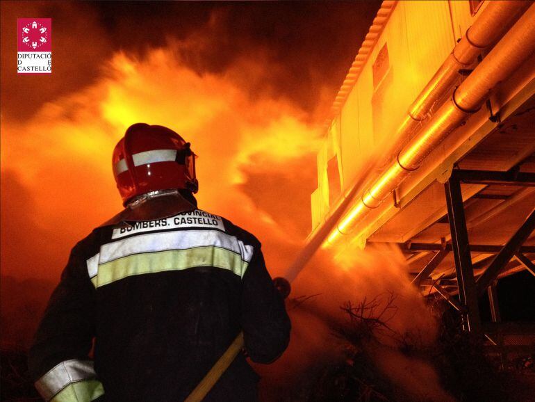 Bomberos del Consorcio Provincial actuando en el incendio de una vivienda