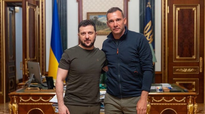 Volodímir Zelenski junto a Andrei Shevchenko en Kiev