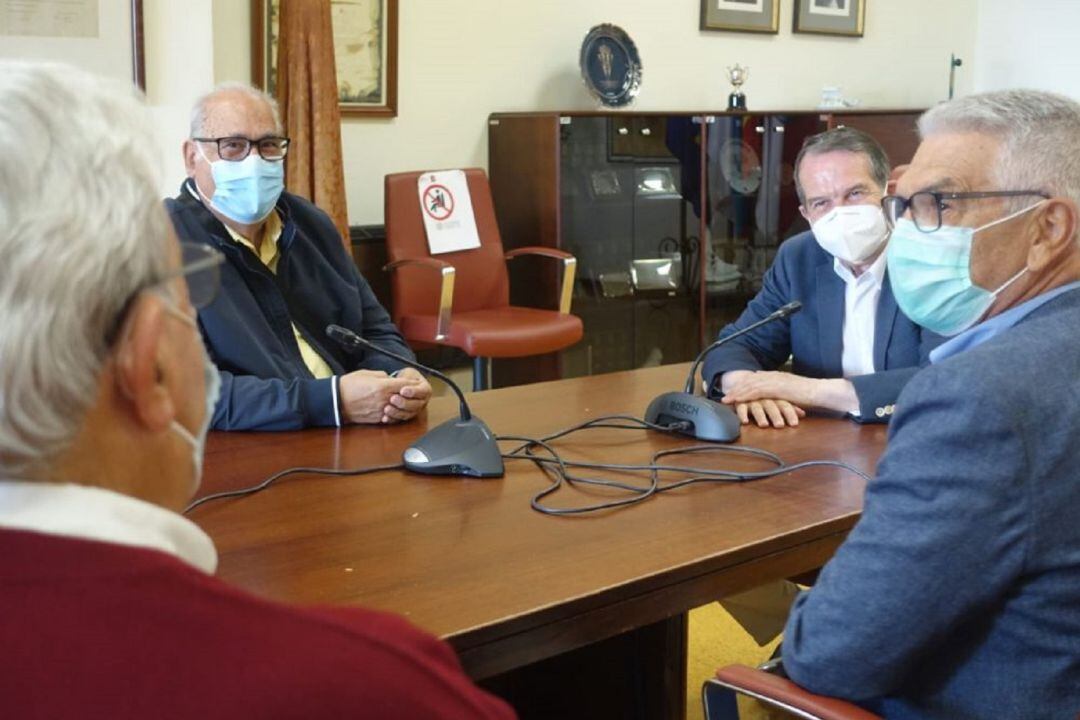 Encuentro entre la nueva directiva y el alcalde