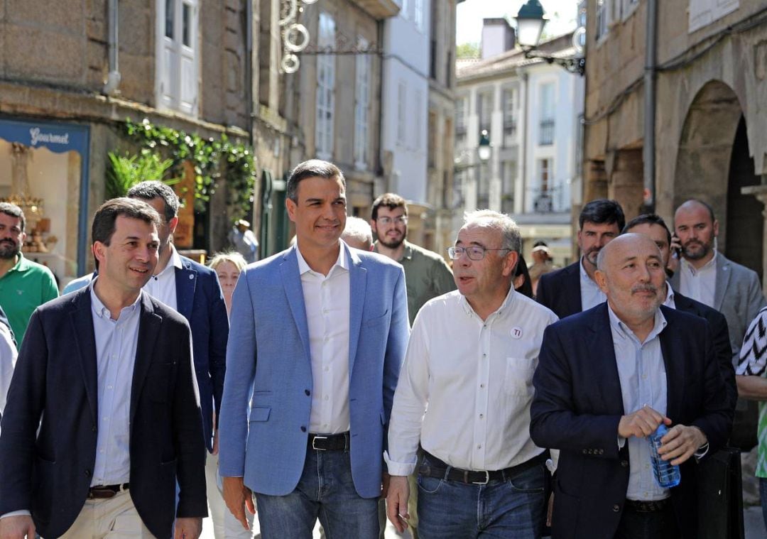 De izquierda a derecha, el secretario xeral del PSdeG, Gonzalo Caballero; el Presidente del Gobierno en funciones, Pedro Sánchez; el alcalde de Santiago, Xosé Sánchez Bugallo; y el delegado del Gobierno en Galicia, Javier Losada