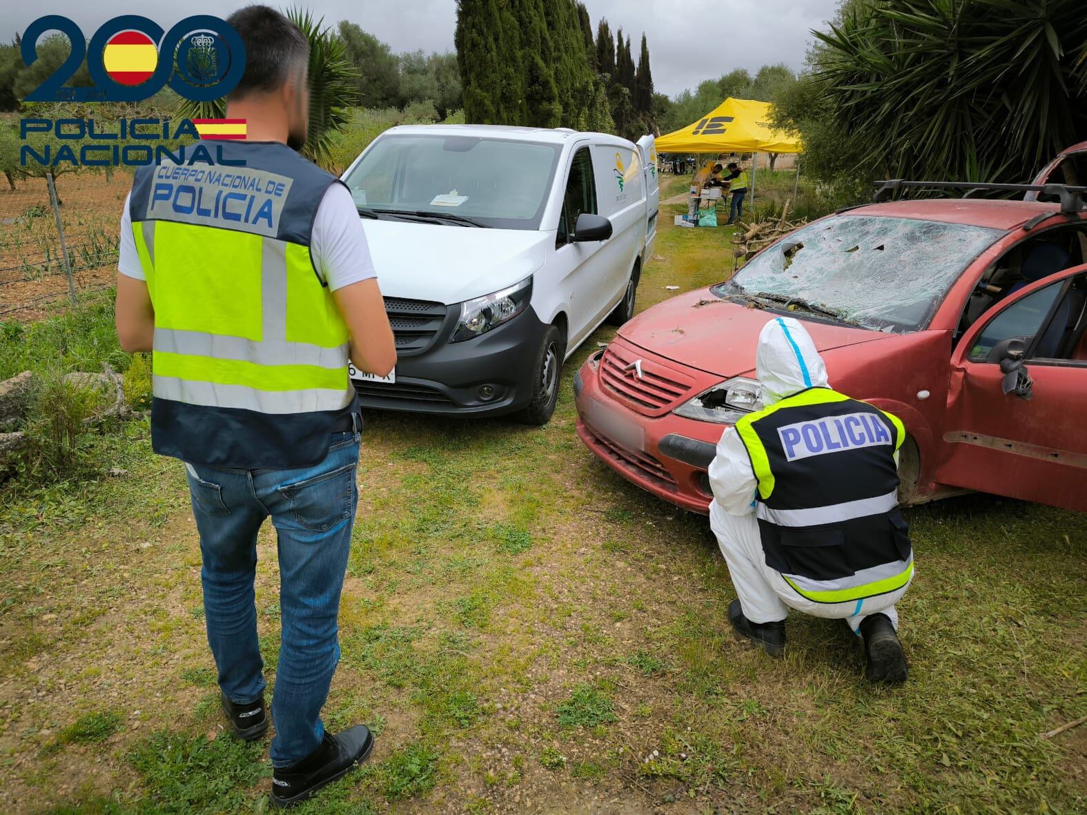 Imagen de la policía científica en la finca donde se cometieron los asesinatos
