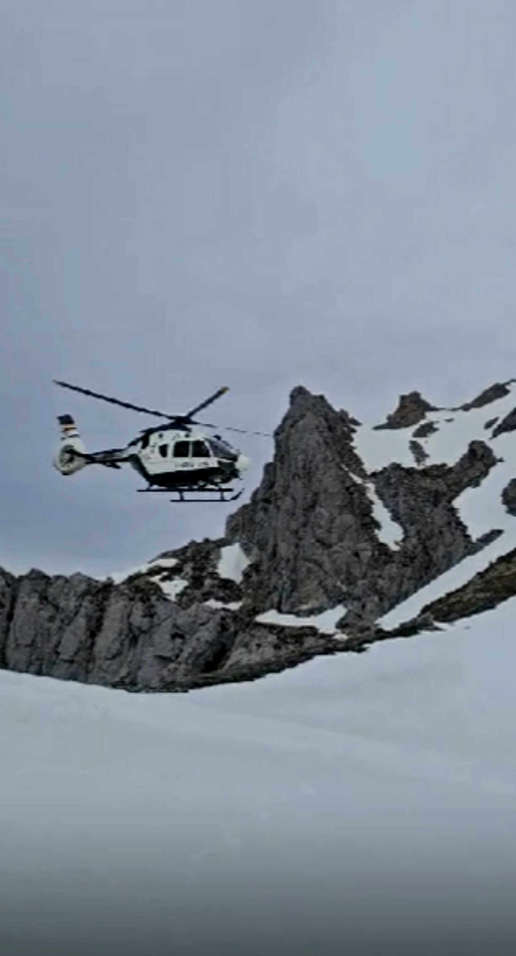 Momento del rescate por parte de la Guardia Civil