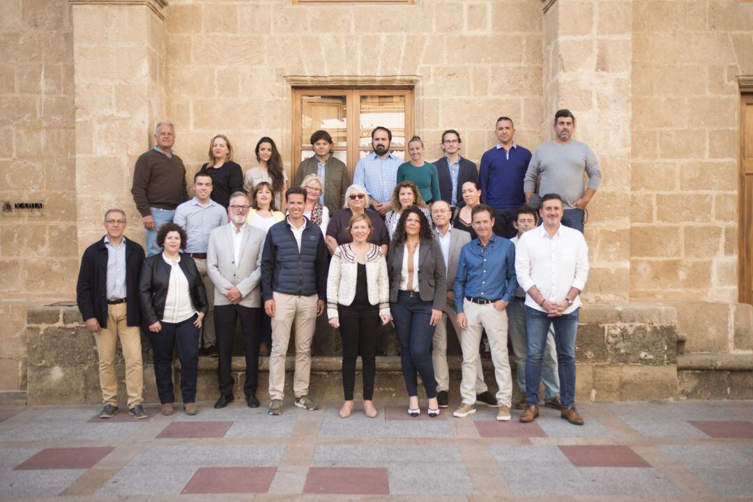 Foto de familia de la candidatura del PP de Xàbia, encabezada por Rosa Cardona. 