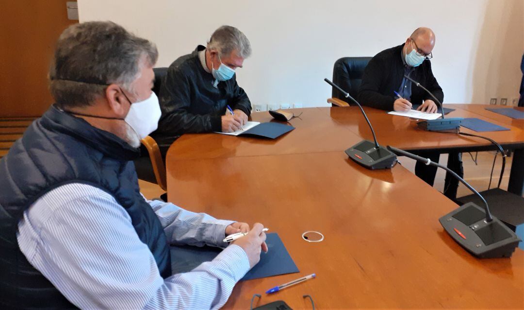 Felip Sánchez firmando el convenio con el respresentante de ASAJA, Pedro Valero, y con el de ADR, Pascual Serrano.