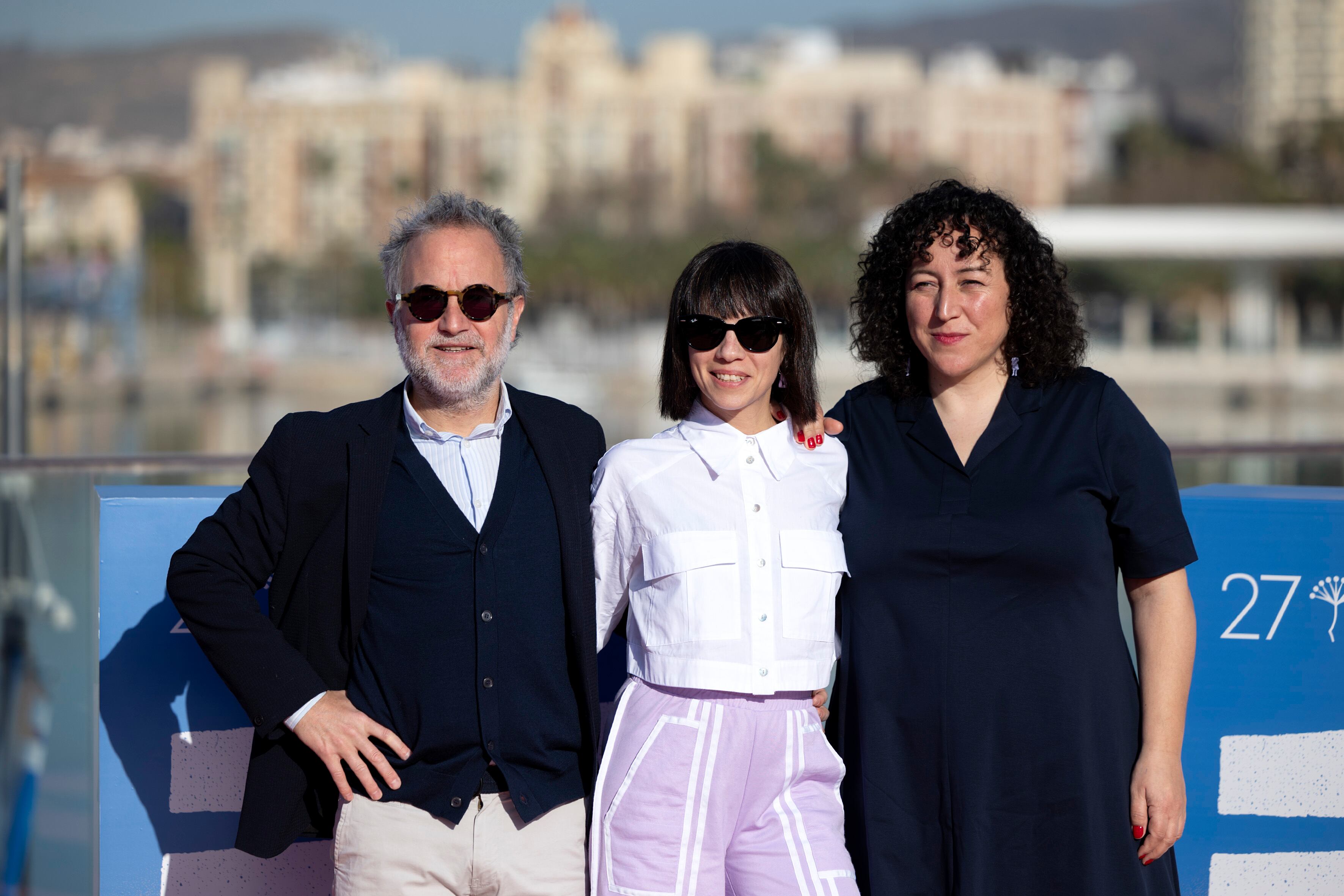 MÁLAGA, 06/03/2024.- La directora y productora Sonia Méndez (c), junto a los productores Pedro Hernández (i) y Nati Juncal (d), posan para la sesión fotográfica de su largometraje &#039;As neves&#039;, que se presenta a concurso este miércoles en el 27 Festival de Málaga EFE/Daniel Pérez
