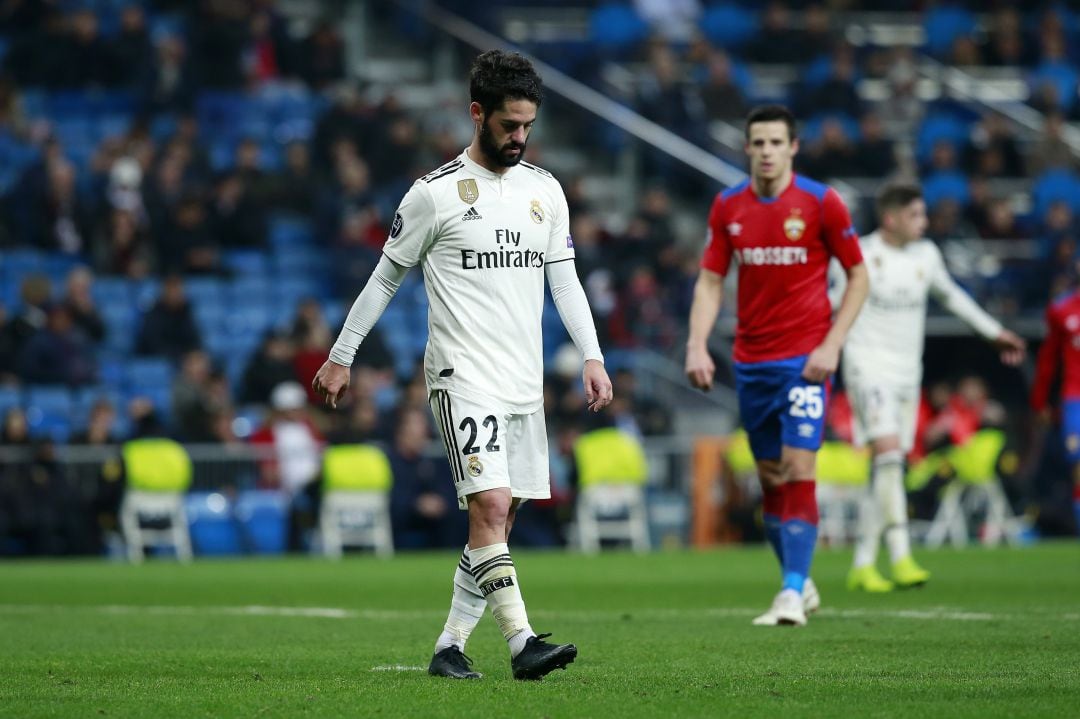 Isco, cabizbajo, durante el partido contra el CSKA en el Bernabéu (0-3)