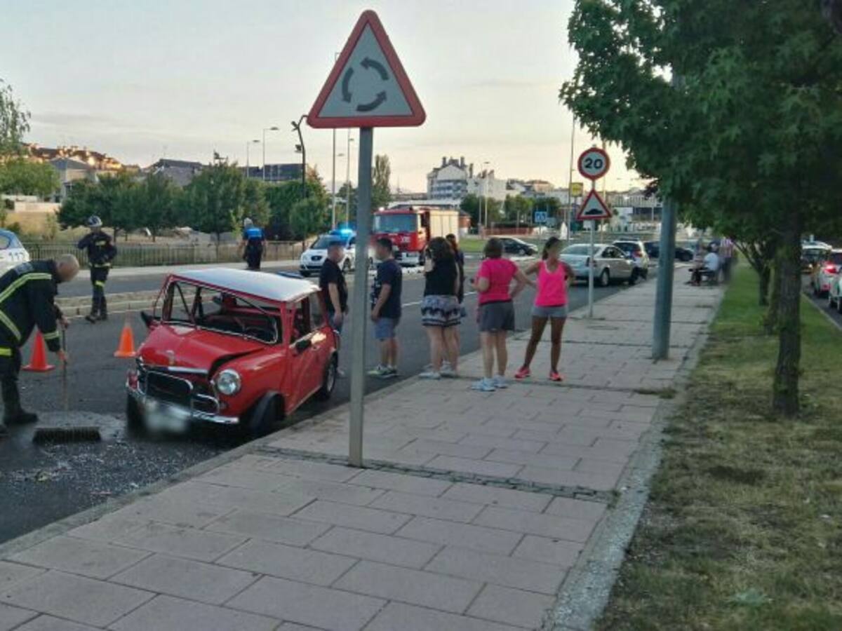 Un aparatoso y grave accidente, en la Avenida Juan Carlos I, se salda con dos heridos