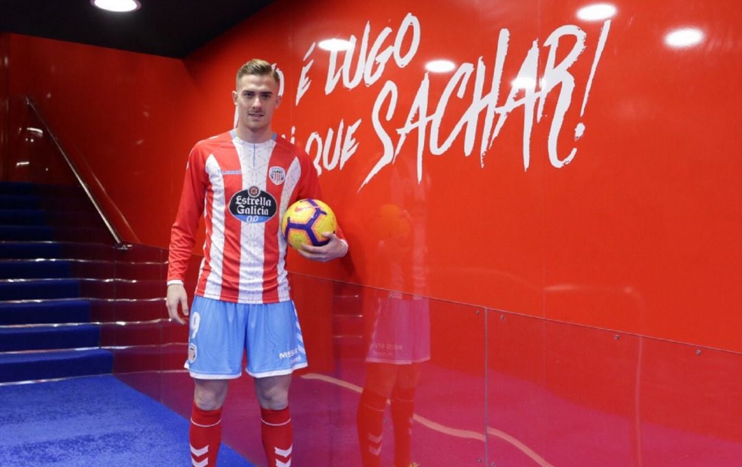 Toni Martínez posa ca equipación do CD Lugo