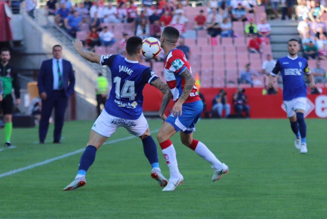 Jaime Romero pugna por un balón