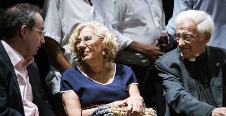 Manuela Carmena y el padre Ángel