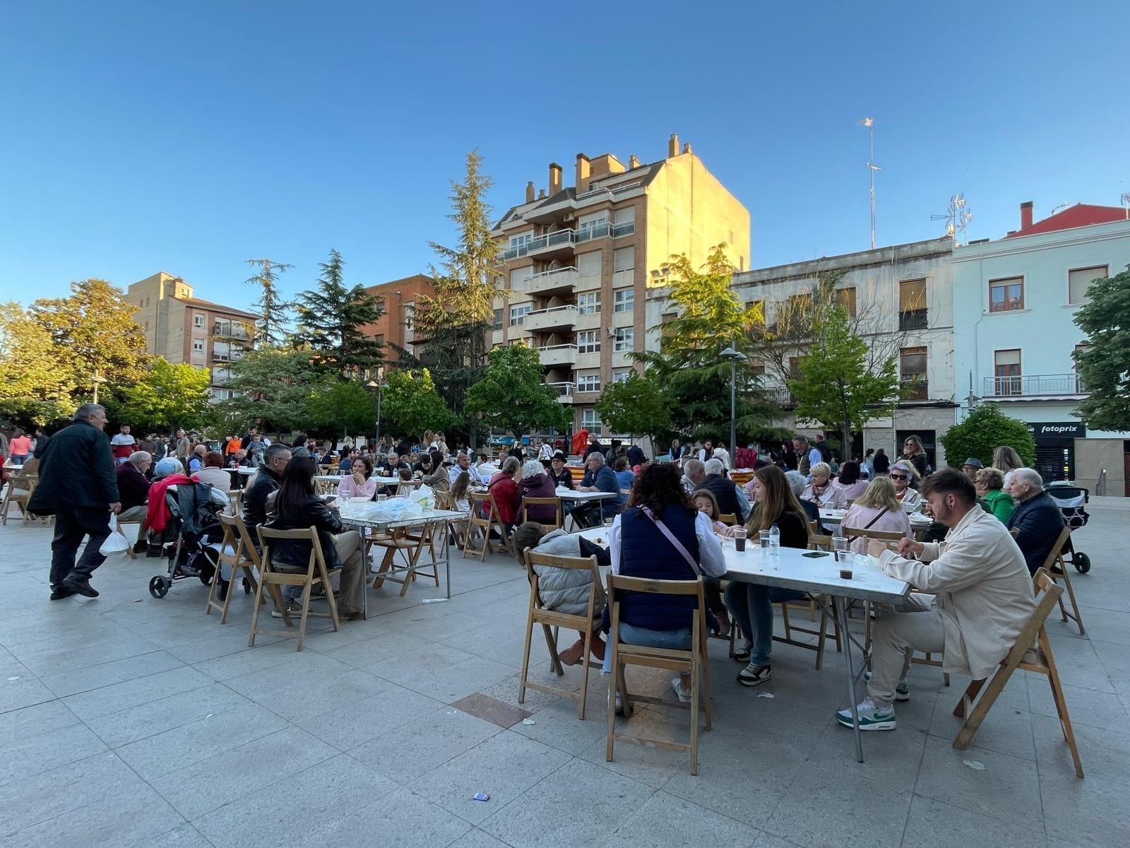 Vecinos de Binéfar degustando el Recao. Foto: Ayto. de Binéfar